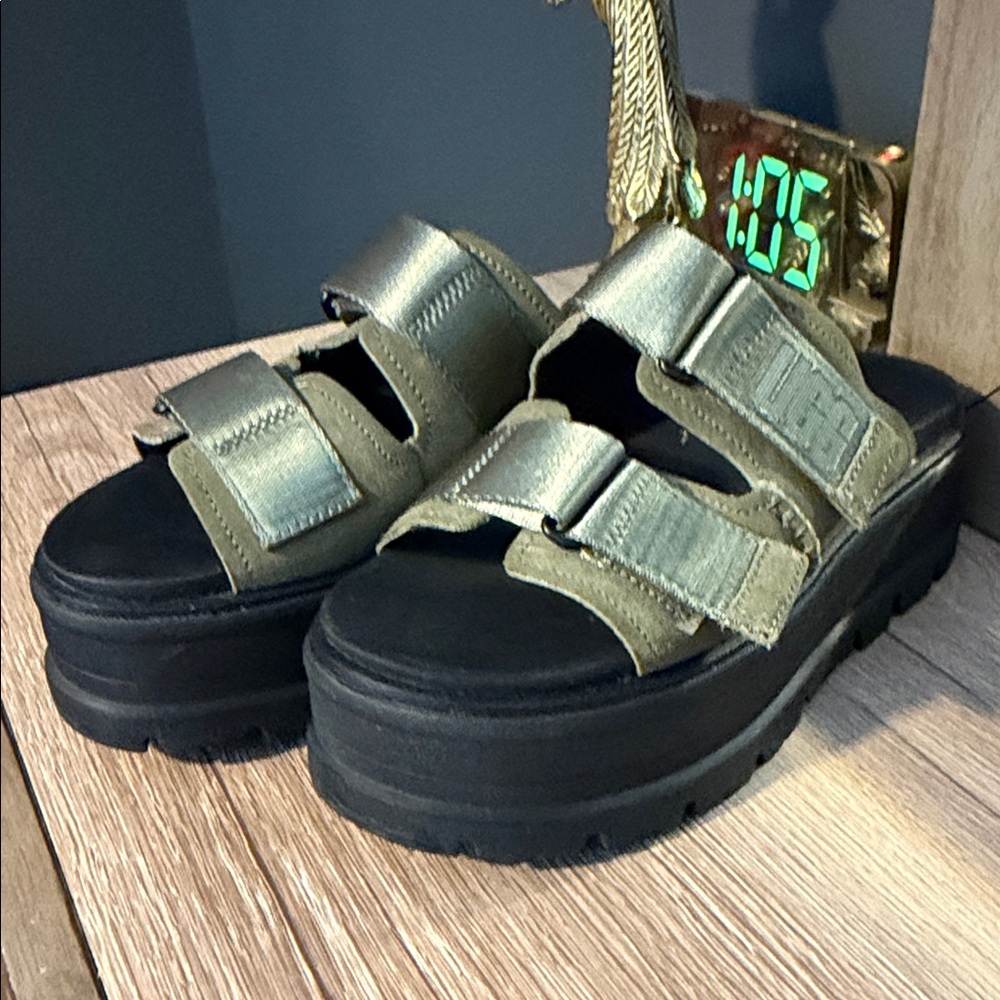 UGG PLATFORM SANDALS NWT OLIVE & BLACK SIZE 7